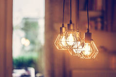 关闭家中、餐馆或咖啡店悬挂的橙色灯泡