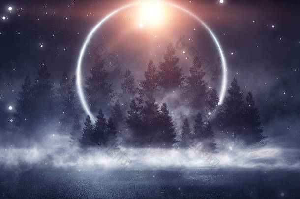 漆黑的冬季森林背景在夜晚。 雪，雾，月光。 黑暗的霓虹灯夜晚背景在月光下的森林里. 中间是霓虹灯. 夜景，魔法.