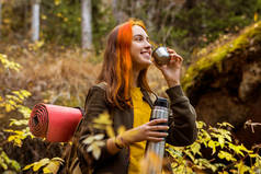 尽收眼底的年轻观光旅游少女形象- -高山上覆盖着松林和暖水瓶