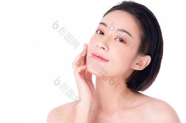 年轻美丽的亚洲女人,皮肤清澈<strong>清新</strong>. 面部护理，面部护理，白人背景，美容美感