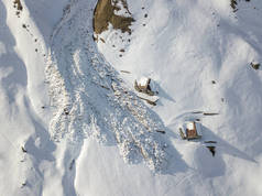 山坡上雪崩的空中景观.