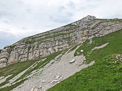 瑞士Schwyz州Innerthal市Wagital或Waegital山谷和Wagitalersee高山湖(Waegitalersee)上方的高山Diethelm