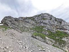 瑞士Schwyz州Innerthal市Wagital或Waegital山谷和Wagitalersee高山湖(Waegitalersee)上方的高山Diethelm峰