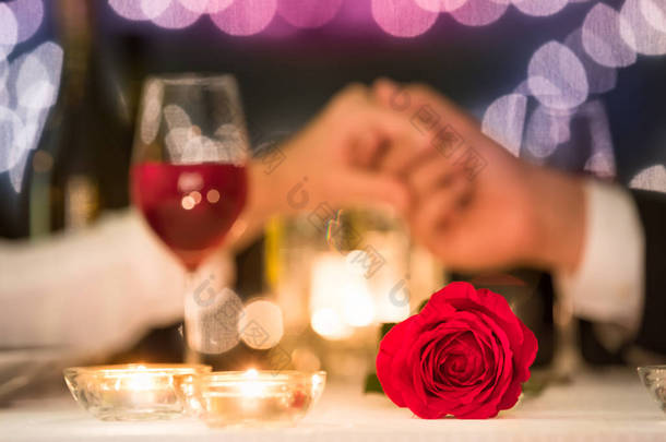情侣们牵着手举行浪漫的晚宴约会。 约会之夜,