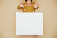剪下的妇女形象显示白色大购物袋没有任何题词