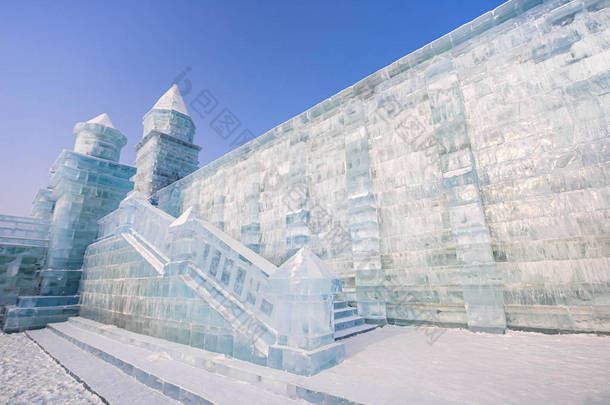 哈尔滨国际冰雪雕节是中国哈尔滨一年一度的冬季节。这是世界上最大的冰雪节.