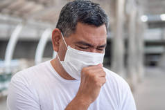 过敏的老年男子咳嗽喉部疼痛；过敏、痰、喉部或喉部发炎、流感、流感、感冒、疾病的男子概念；医疗保健概念