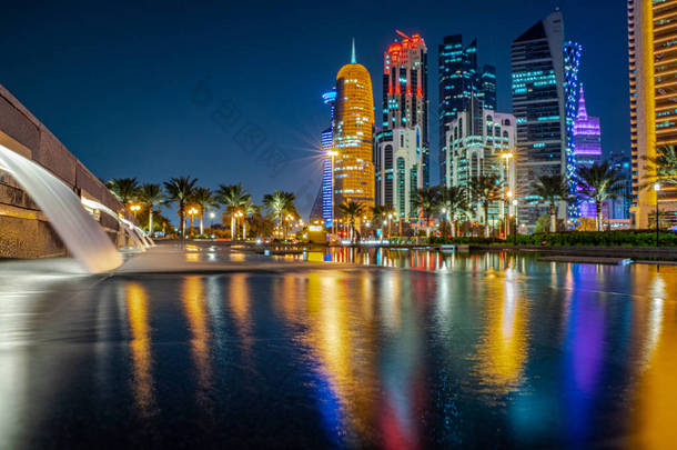 2019年2月12日-夜间卡塔尔多哈市多彩的天际线.