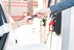 在加油站用信用卡支付顾客的切割手