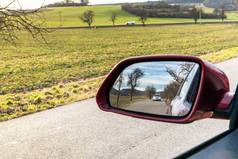 一面镜子里的风景.侧车镜子上的风景图像,概念旅行.从车窗往外看后视镜