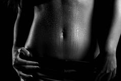健美运动女士：剧烈运动后流汗的女性肠胃，体重减轻黑白两色的概念