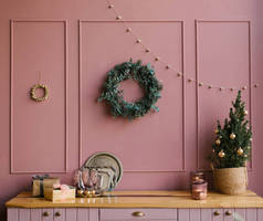圣诞节和新年的装饰。粉红厨房，有云杉枝
