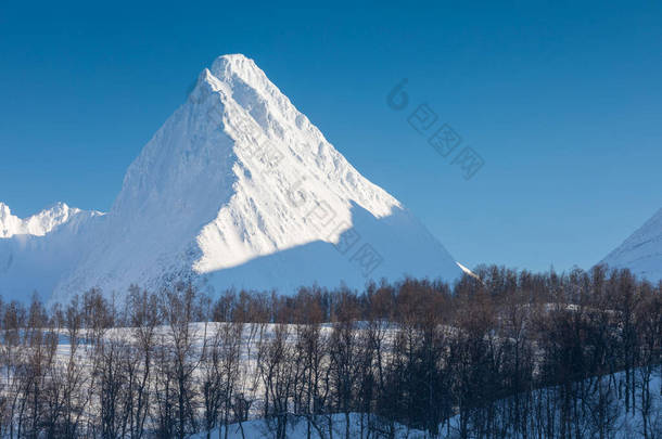 多雪的峡湾和山脉的全景，挪威森加奇观挪威自然海景受欢迎的旅<strong>游</strong>胜地。最有名的旅<strong>游</strong>胜地。美丽的落日在令人赞叹的冬<strong>季</strong>风景中