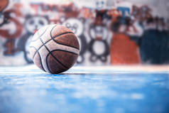 篮球场上的旧球。室内体育运动促进运动和健康.
