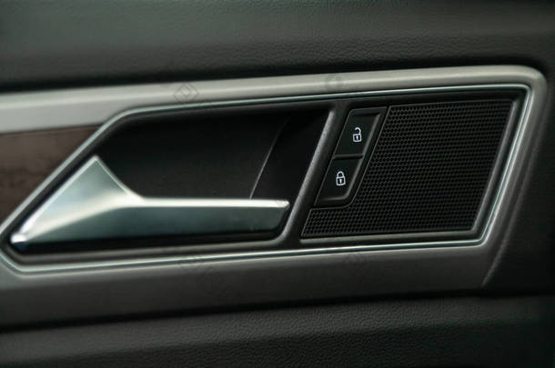 在一辆新车上的门控<strong>面板</strong>的特写。扶手休息与窗口控制<strong>面板</strong>，门锁按钮