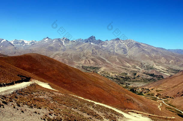 喀布尔和阿富汗巴米扬（巴米扬）之间的山区风景。通往偏远村庄的尘土飞扬的道路。取自阿富汗中部喀布尔与巴米扬（巴米扬）之间南部路线上的公路.