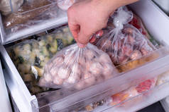 冰箱里的冷冻食品.冰箱里装有肉丸子的塑料袋，特写镜头