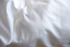 柔软的白色毛毯。阳光洒落在床单上.好酷