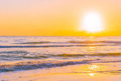 美丽的热带自然海滩大海，日落时分或日出时分作旅游度假之用