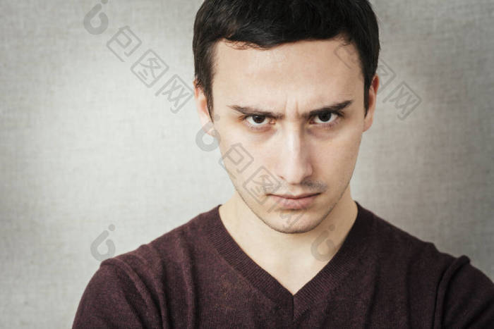 厌恶的男人看着摄像机的画像图片-包图网企业站