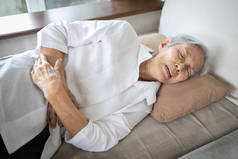 有肚子痛的亚裔老年妇女、老年人肚子痛、手接触肚子痛、胃炎、胃溃疡、剧痛、慢性腹部问题、结直肠癌、老年病