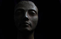 描绘女性形象的古希腊半身像。黑色背景摄影.