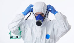 2019-nCoV全球大流行病警报及白种人背景下的危险背景下，医生身穿防护生物服，戴着防护面具.