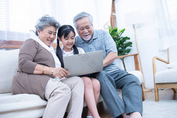 小孙女教老年人用笔记本电脑、<strong>科技</strong>和现代<strong>生活</strong>方式上网。 