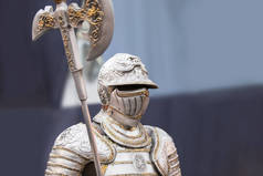 勋章中世纪骑士的制服，内饰有斧头、漂亮的盔甲和装饰