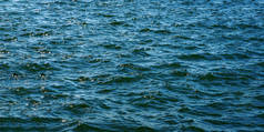 宽水平线背景-小波浪形深蓝色海水的表面（高细节）)