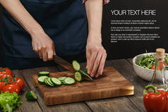 煮新鲜蔬菜沙拉的女人.女性的手健康生活方式的饮食概念与样本文本.