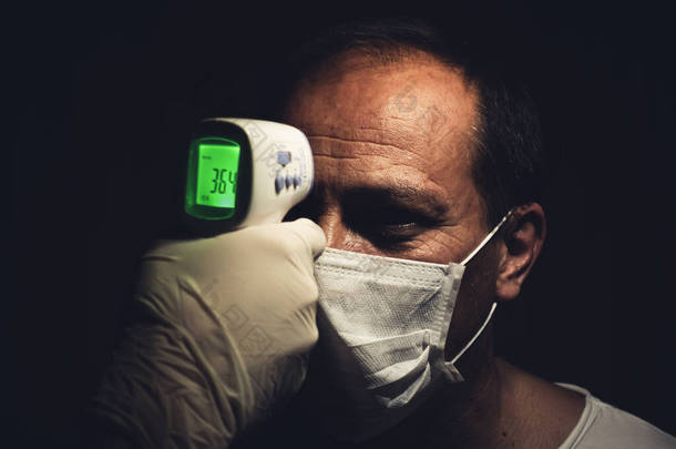 测量健康老年人正常体温的红外温度计用于验尸的特写镜头