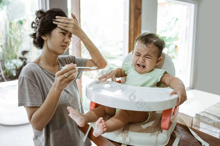 喂孩子的时候给妈妈压力