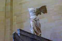 一个没有头颅的女人的石雕，叫做萨摩赛区有翼的胜利