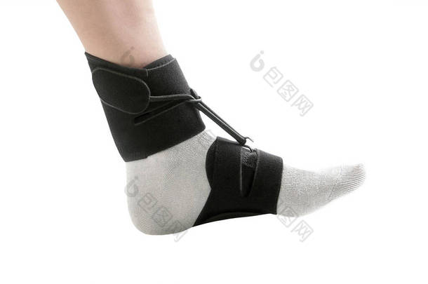 整形外科脚踝支架，用于下垂的足部。医疗脚踝绷带。支持绳可调包扎绷带脚垫止痛运动.在白色背景上隔离的腿骨