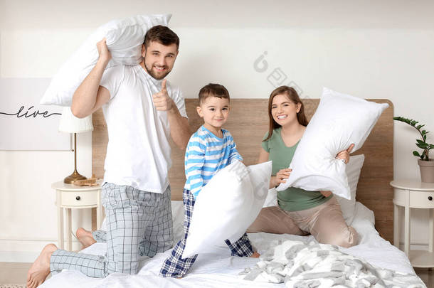 在卧室里快乐家庭之间的枕头之争