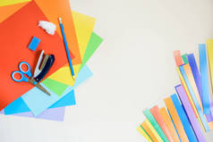 一步一步的指令来创造彩虹色的纸。用你自己的双手创造创造力。DIY