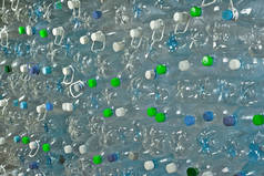 许多塑料瓶都被倾倒了.透明瓶装水的结构。环境污染和环境问题的概念.