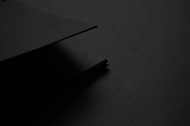 黑色桌子上的<strong>空白</strong>黑色笔记本，模仿照片。<strong>空白</strong>黑色封面<strong>模板</strong>与复制空间的设计.黑色在黑色，最小的设计概念.