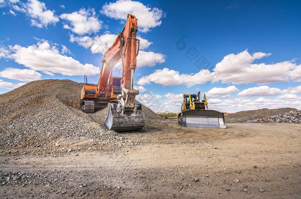 用于道路建设的石料运输和砾石转化重型机械