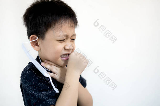 不快乐的亚洲男孩患有咳嗽，雨季喉咙痛，呼吸道感染，不健康的孩子有季节性流感，感冒，疾病和咳嗽很多，儿童时期的疾病