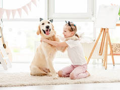 快乐的小女孩和可爱的狗