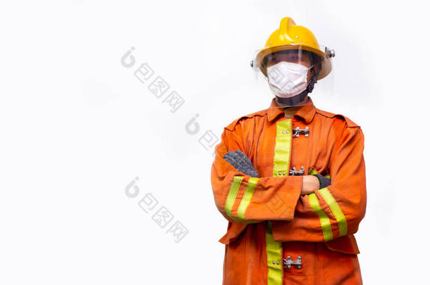 消防员救援工作中，消防员站立时戴着防护面具，以防止在白色背景下分离出的高头牛(CoVID-19)大流行.