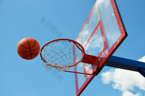 <strong>篮球</strong>运动在空旷的<strong>场地</strong>上飞入一个圆环中