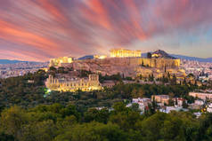 希腊雅典的雅典卫城，日落时有帕台农神庙的灯光。雅典、希腊、欧洲