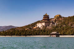 首都北京颐和园昆明湖与佛塔的景致