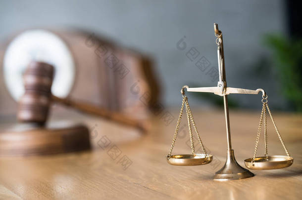 平衡秤的闭合，重量平衡。法律和司法概念