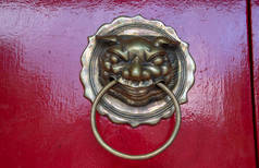 越南广南惠安古镇福安会馆或普华坚红门上的铜门门锁