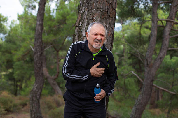 年长而活跃的男人在慢跑时会遇到心脏病、有健康问题的运动观念等健康问题