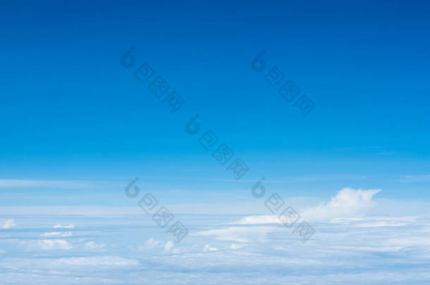 美丽的自然云彩迷人的巨型白色积雨云在热带夏季天气晴朗天气的背景下，空中俯瞰蓝天，空中俯瞰云彩，空中俯瞰鸟瞰鸟瞰